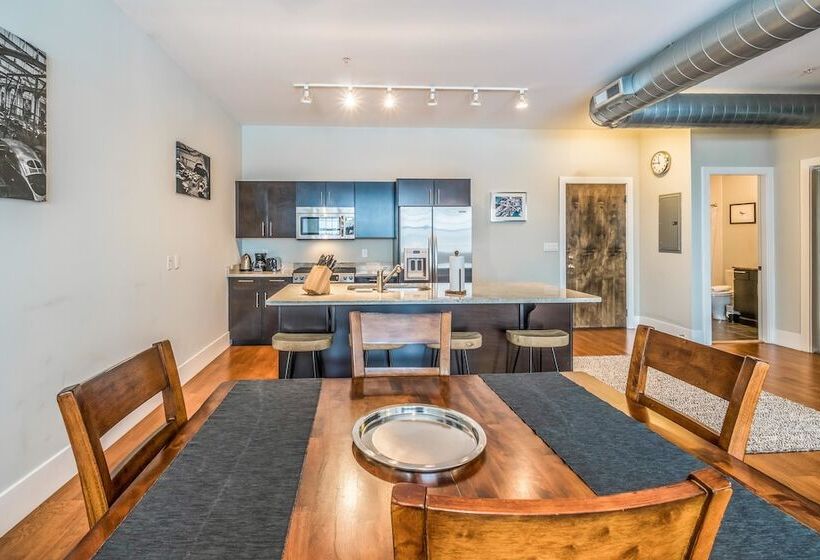 Seaport Signal Building By Vacasa