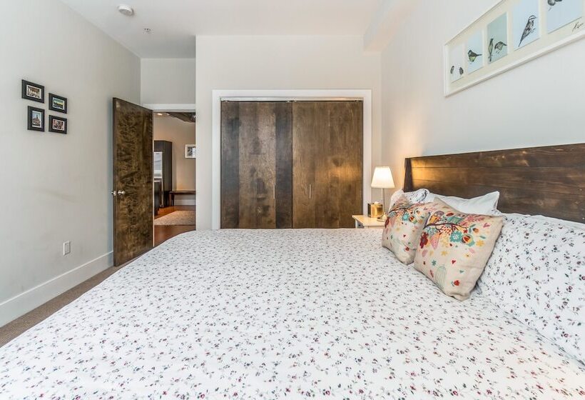 Seaport Signal Building By Vacasa