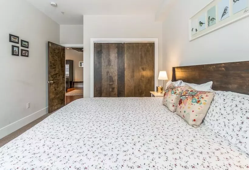 Seaport Signal Building By Vacasa