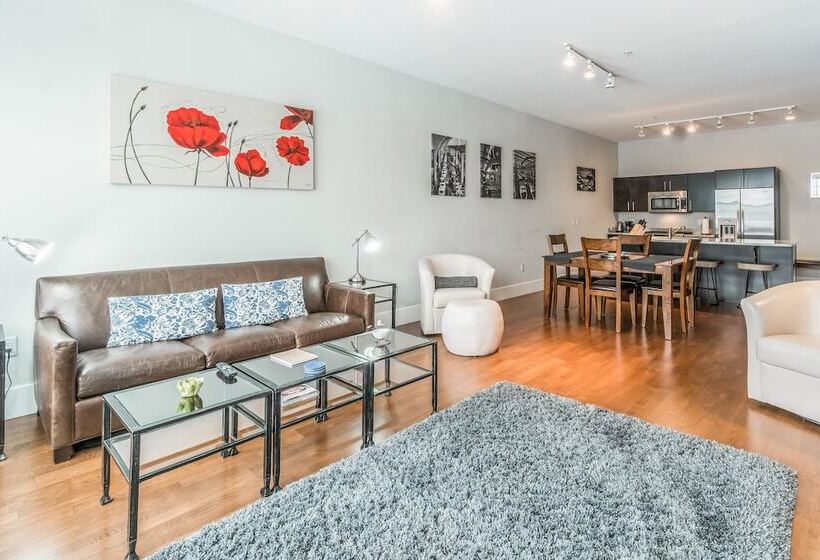 Seaport Signal Building By Vacasa