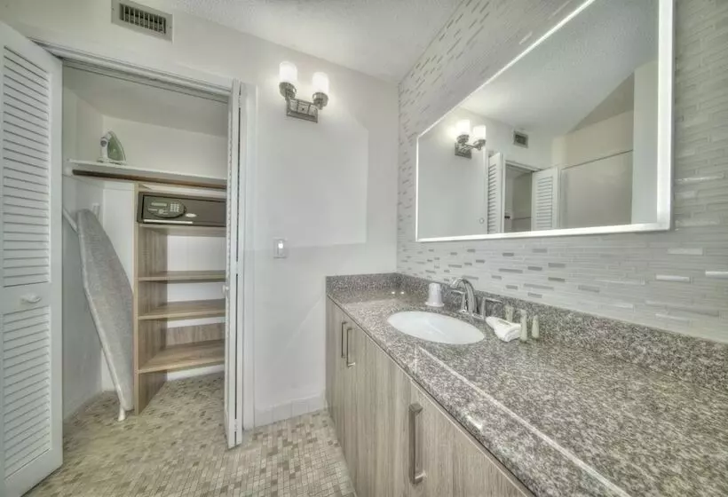 Club Lux Resort By The Beach