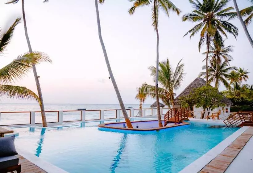 Hotelli Tiki Beach Club And Resort