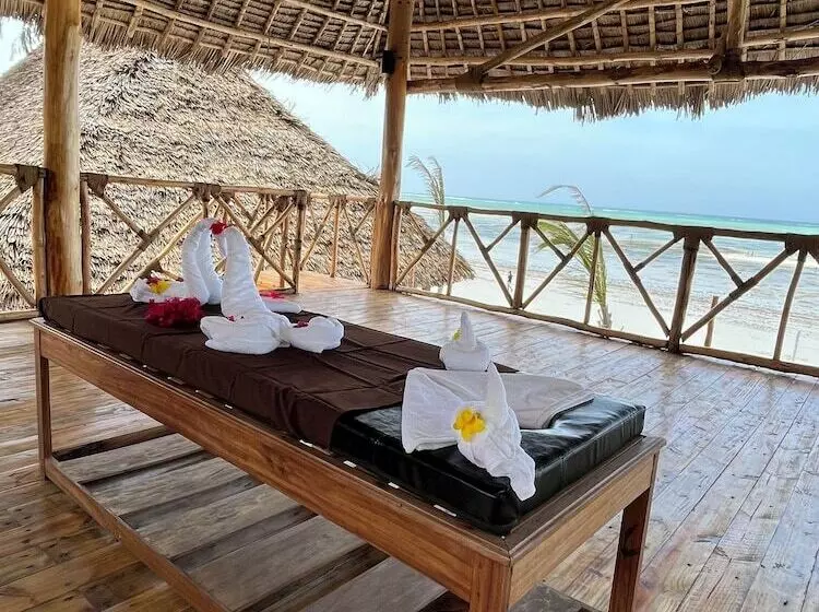 Hotelli Tiki Beach Club And Resort