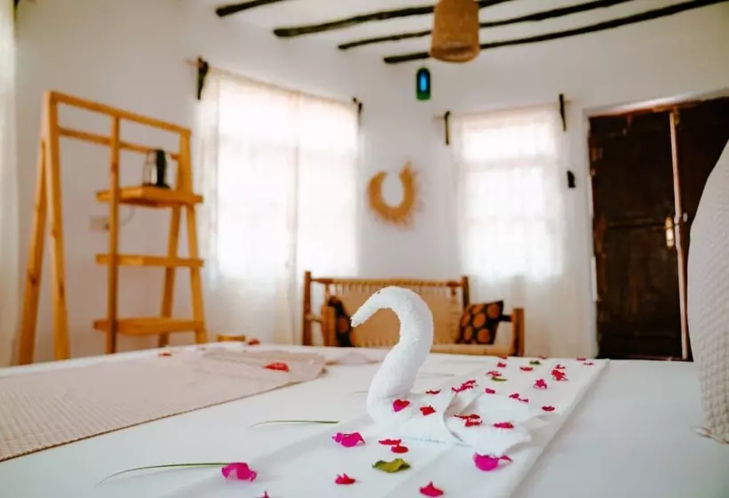 Hotelli Tiki Beach Club And Resort