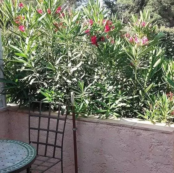 Aamiaismajoitus (B&B) Chambres D'hôtes Villa Alizé