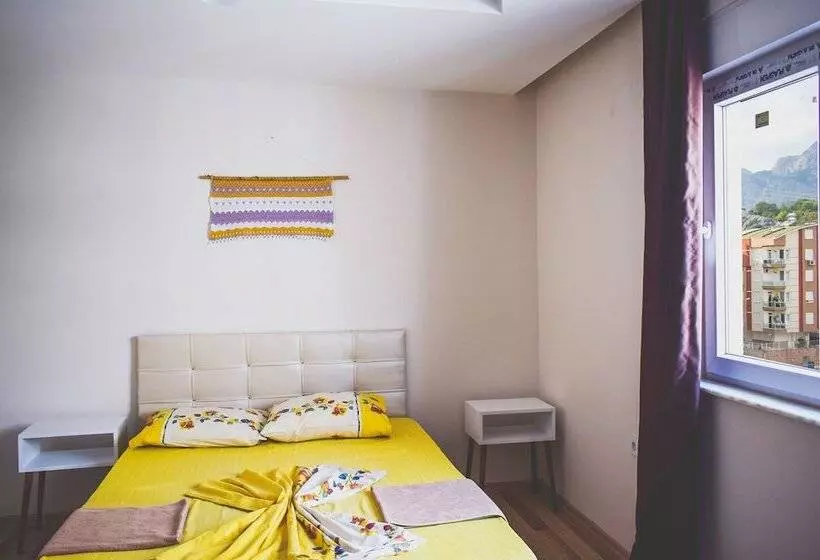 Nar Sarisu Apart