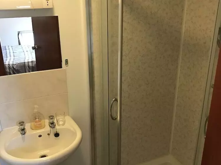 Majatalo Pisgah Guesthouse