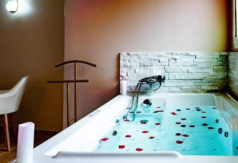 Majatalo Studio Romantique Jacuzzi Ou Spa Balneo Privatif Et Jardin Au Temps Des Cerises La Ciotat