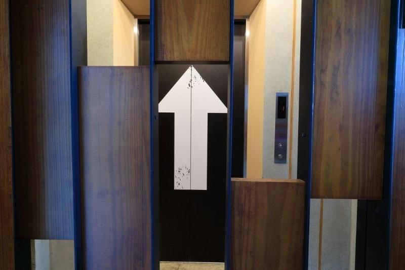 تختخواب و صبحانه Come Sit Hostel