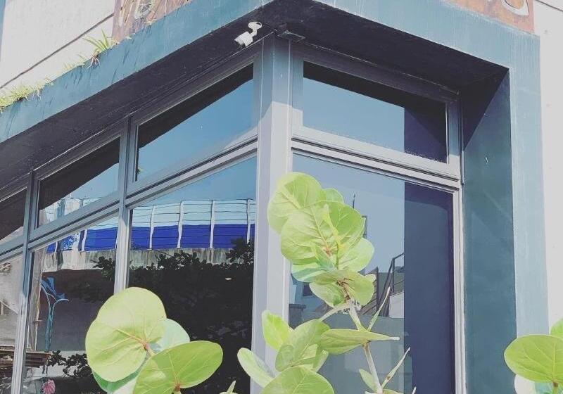 تختخواب و صبحانه Come Sit Hostel