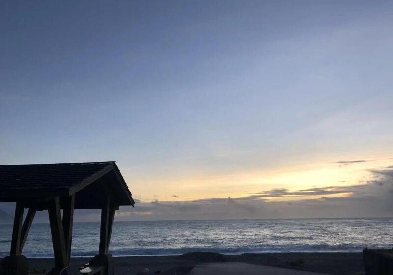 تختخواب و صبحانه Come Sit Hostel