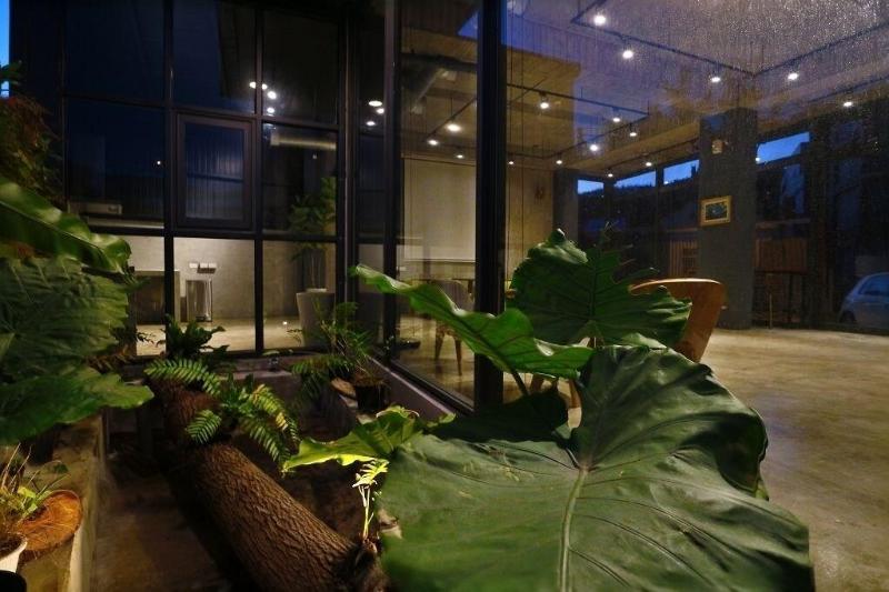 تختخواب و صبحانه Come Sit Hostel