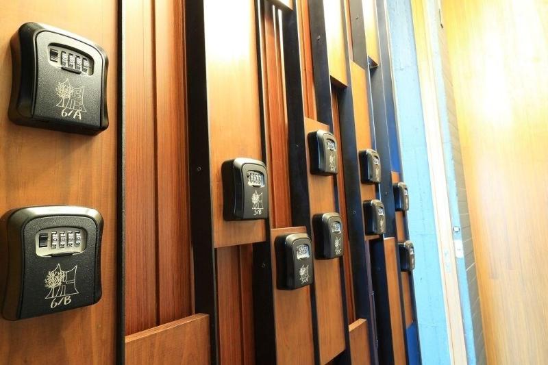 تختخواب و صبحانه Come Sit Hostel