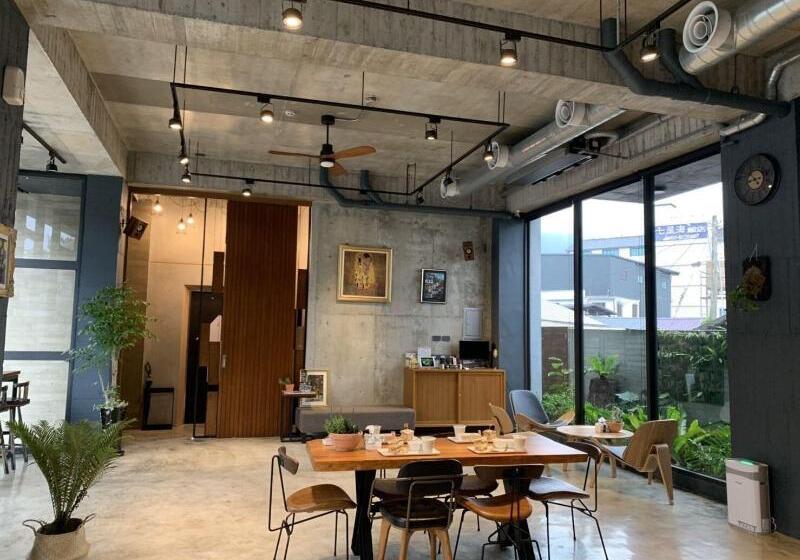 تختخواب و صبحانه Come Sit Hostel