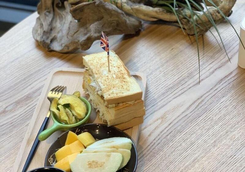 تختخواب و صبحانه Come Sit Hostel