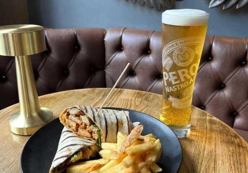 مسافرخانه Three Falcons