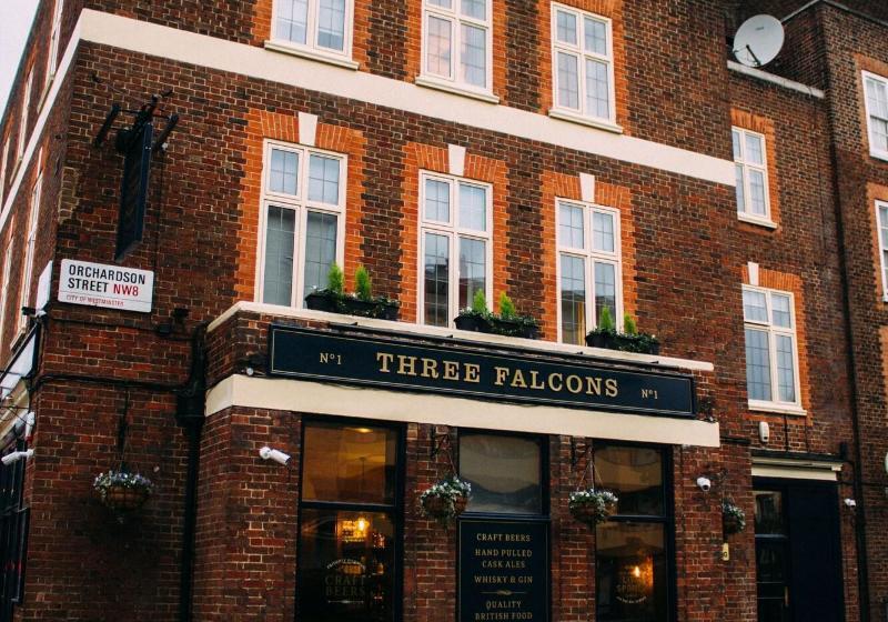 مسافرخانه Three Falcons