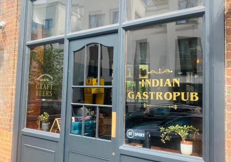 مسافرخانه Three Falcons