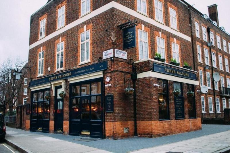 مسافرخانه Three Falcons