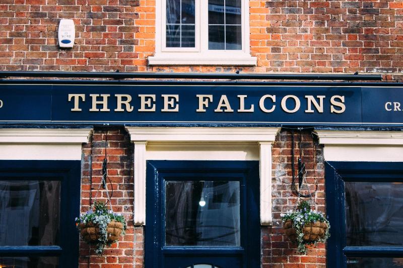 مسافرخانه Three Falcons