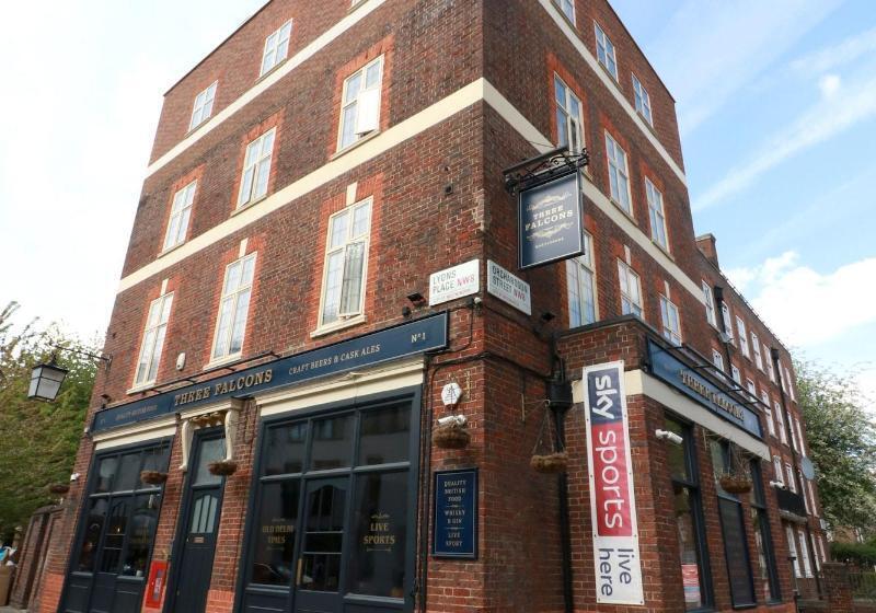 مسافرخانه Three Falcons