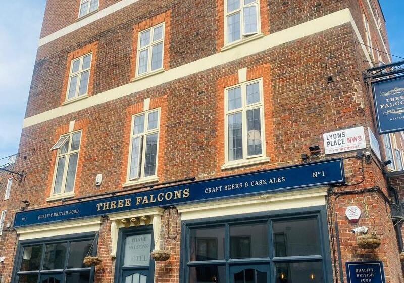 مسافرخانه Three Falcons