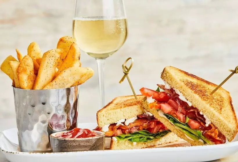 Hotelli Courtyard By Marriott West Springfield