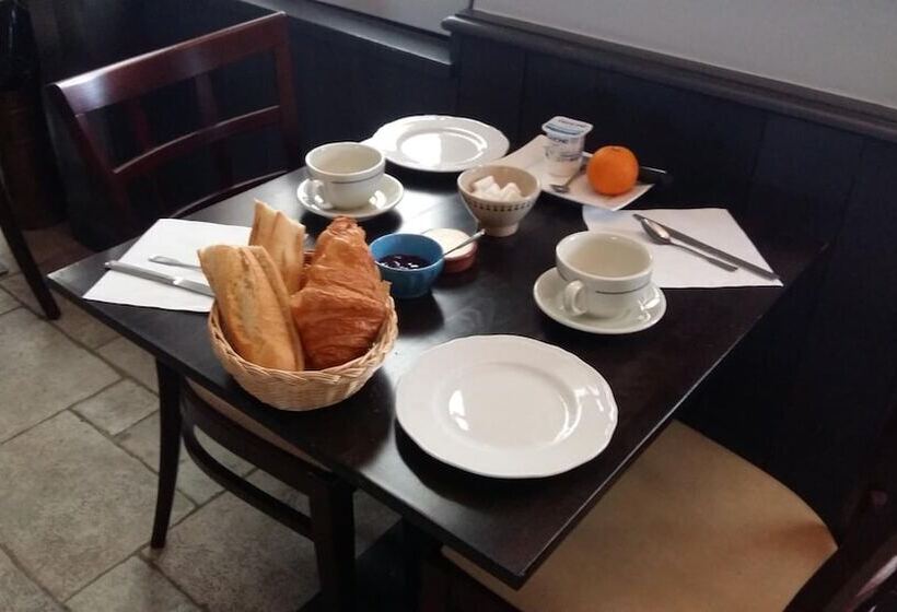 ホテル Restaurant L Emeraude