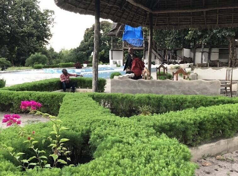 هتل Sea Front Mafia Lodge