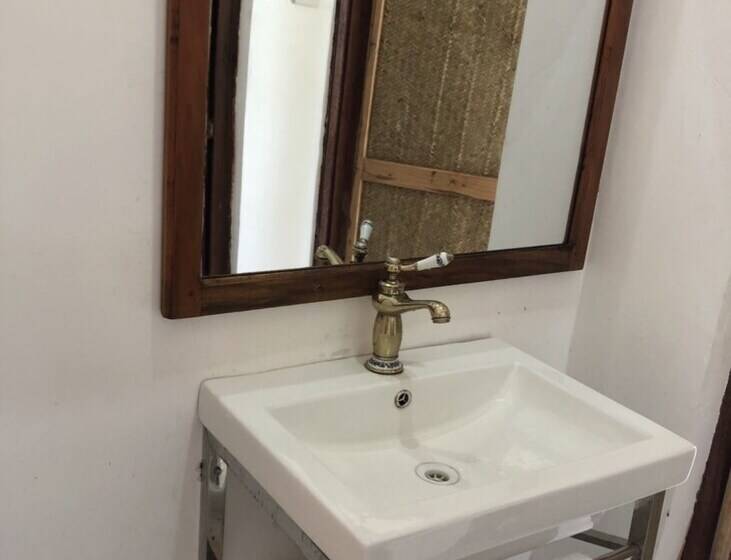 هتل Sea Front Mafia Lodge