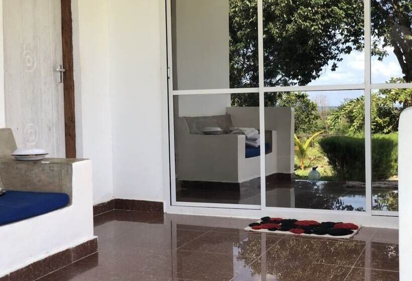 هتل Sea Front Mafia Lodge