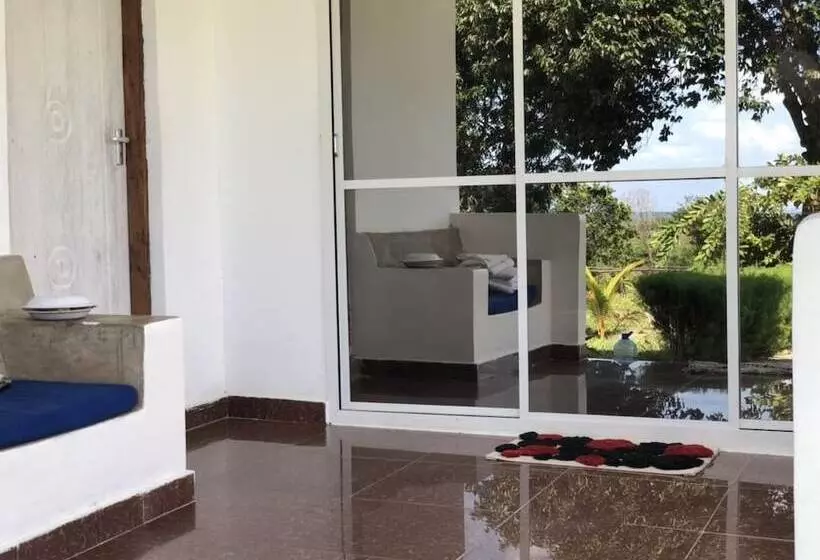 هتل Sea Front Mafia Lodge