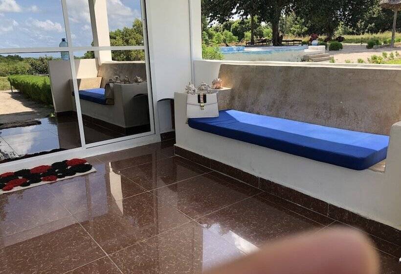 هتل Sea Front Mafia Lodge