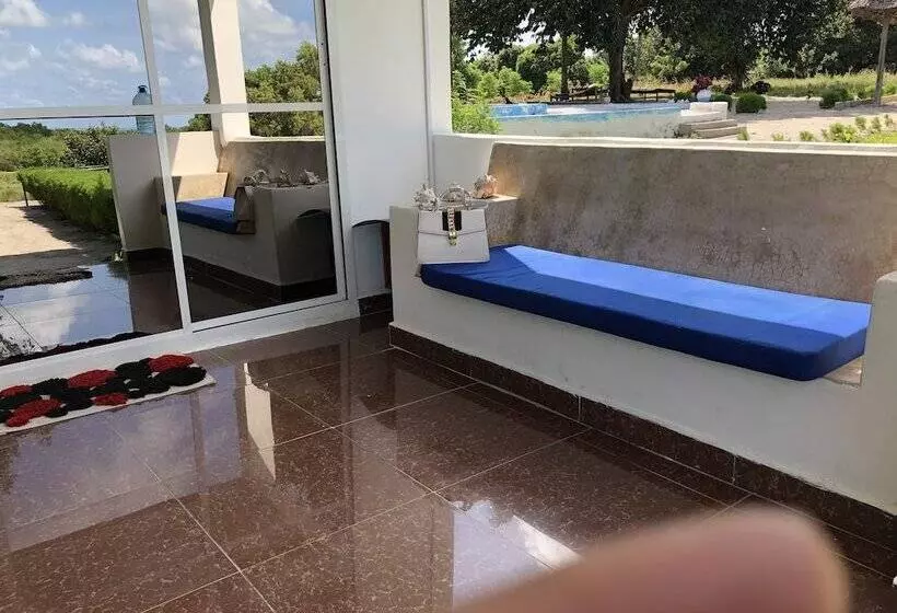 هتل Sea Front Mafia Lodge