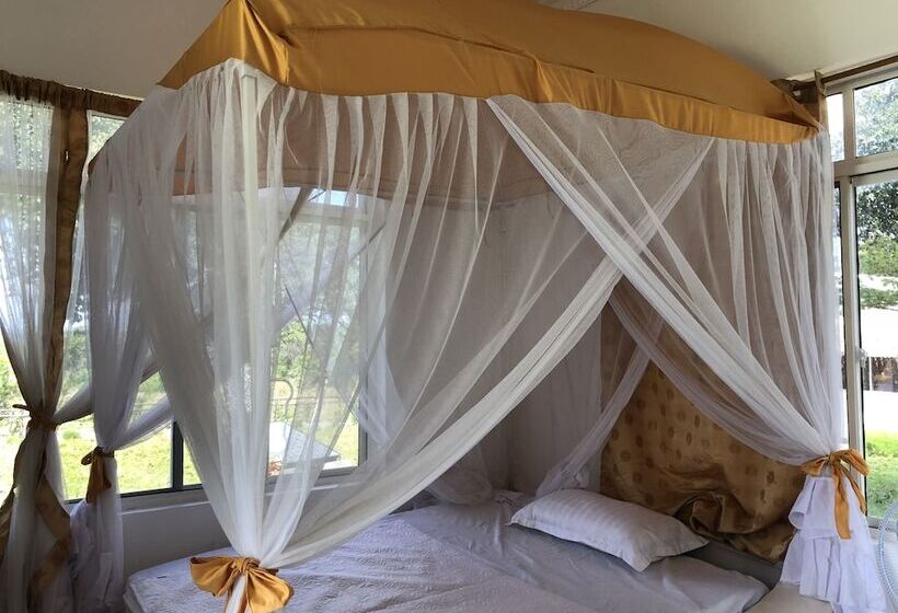 هتل Sea Front Mafia Lodge