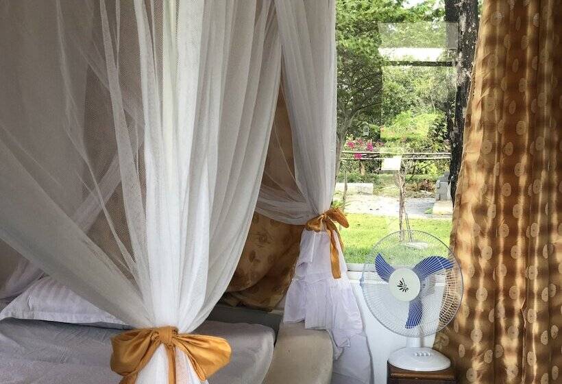 هتل Sea Front Mafia Lodge