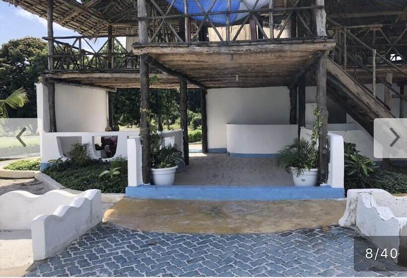 هتل Sea Front Mafia Lodge