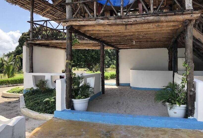 هتل Sea Front Mafia Lodge