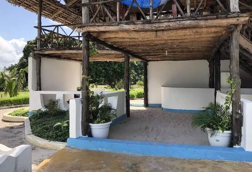 هتل Sea Front Mafia Lodge