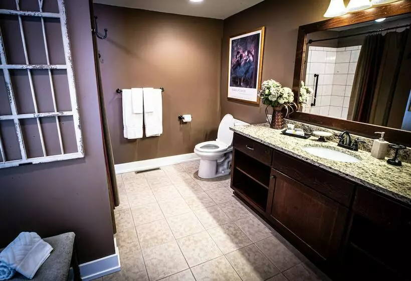 Aamiaismajoitus (B&B) Twin Oaks Inn