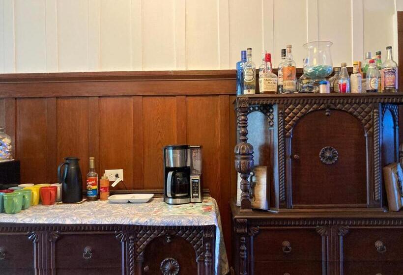 Hilo Bay Oceanfront Bed And Breakfast