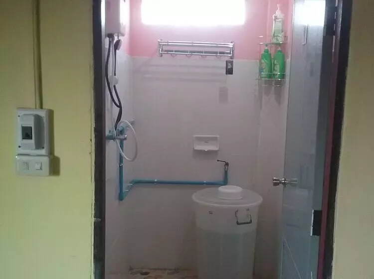 Arunrat Guesthouse   Hostel