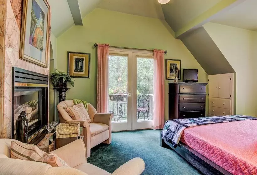 ベッドアンドブレックファースト James Mulvey Carriage House Inn