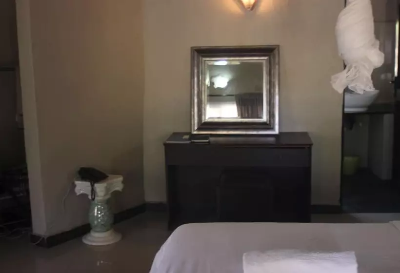 هتل Acamms Gardens Lodge Mongu