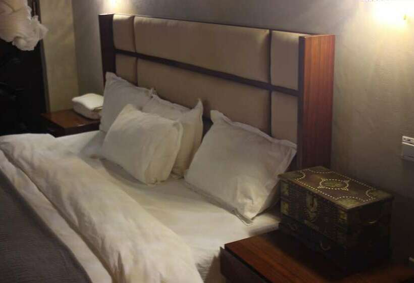 هتل Acamms Gardens Lodge Mongu