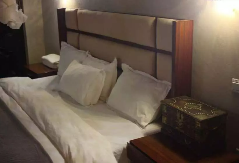 هتل Acamms Gardens Lodge Mongu