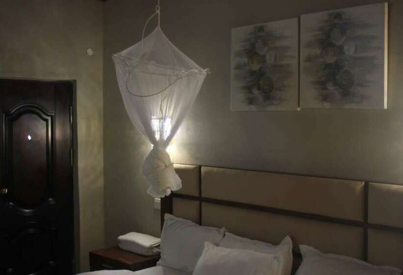 هتل Acamms Gardens Lodge Mongu