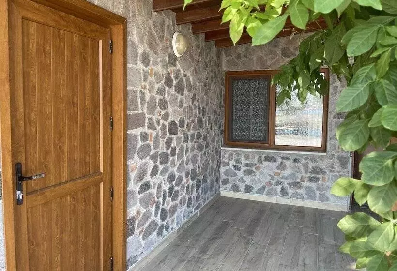 Hotelli Assos Villa Natura