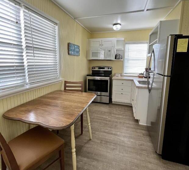 هتل Seashell Village Resort Near The Beach With Kitchens