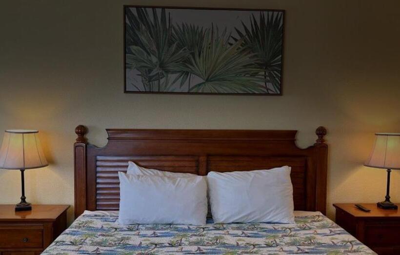 هتل Seashell Village Resort Near The Beach With Kitchens